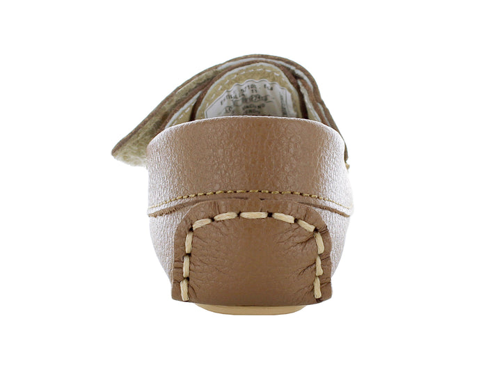 Par de mocasines color camel para bebé con correa de ajuste y costuras decorativas en color beige.