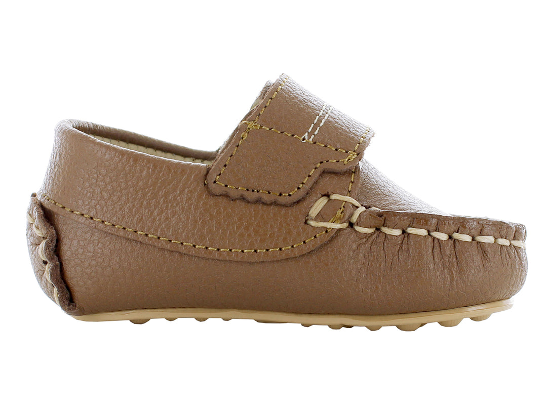 Par de mocasines color camel para bebé con correa de ajuste y costuras decorativas en color beige.
