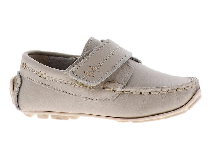 Zapato tipo mocasín para bebé en color hueso con correa de ajuste y costuras decorativas.
