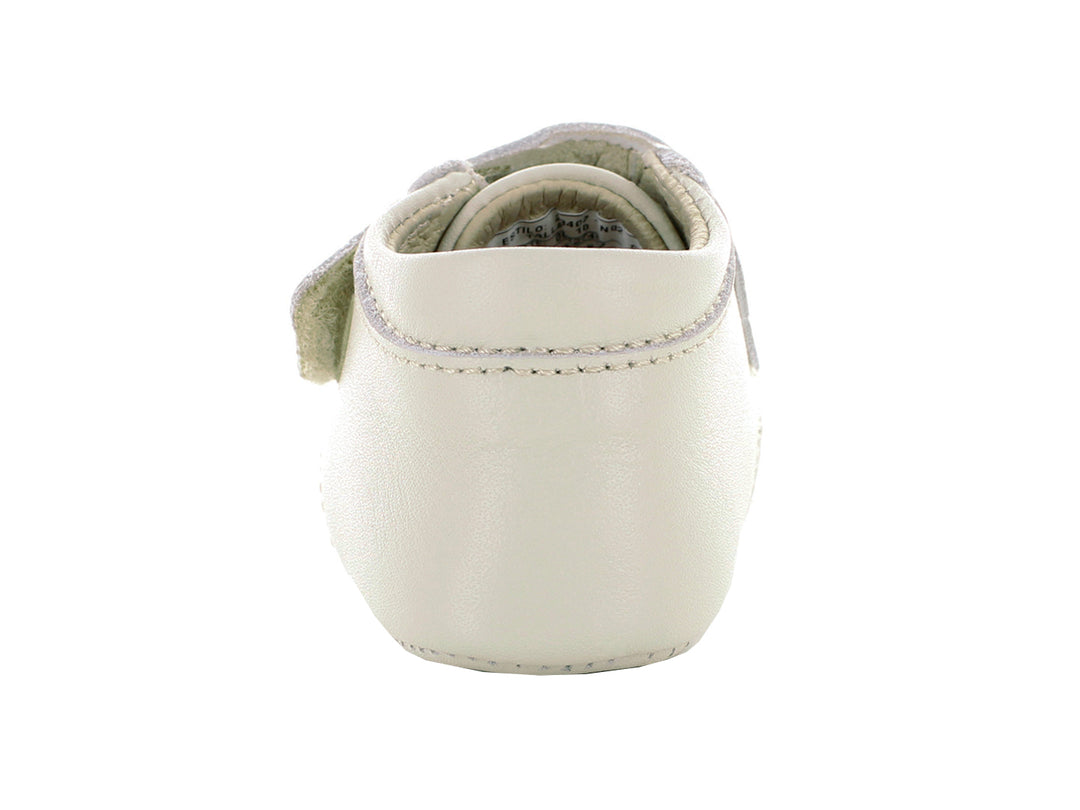 Par de zapatos para bebé color hueso con correa ajustable y detalles perforados.