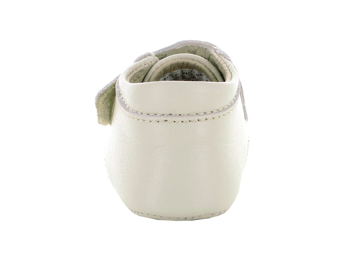 Par de zapatos para bebé color hueso con correa ajustable y detalles perforados.