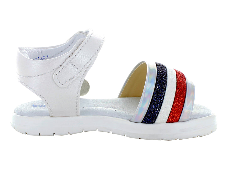 Sandalias blancas para niña con rayas rojas y azules y cierre de hebilla metálica.