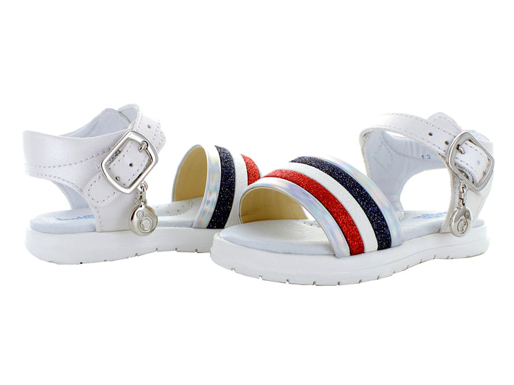 Sandalias blancas para niña con franjas rojas y azules y hebillas plateadas.