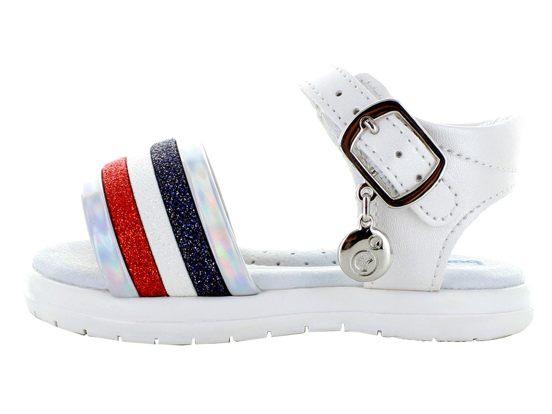 Sandalias blancas para niña con franjas rojas y azules y hebillas plateadas.
