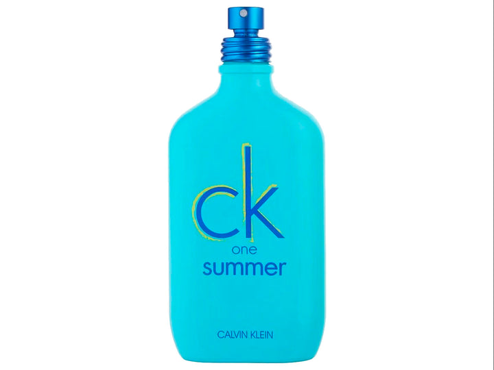 Botella y caja de fragancia Calvin Klein CK One Summer en color azul cian.