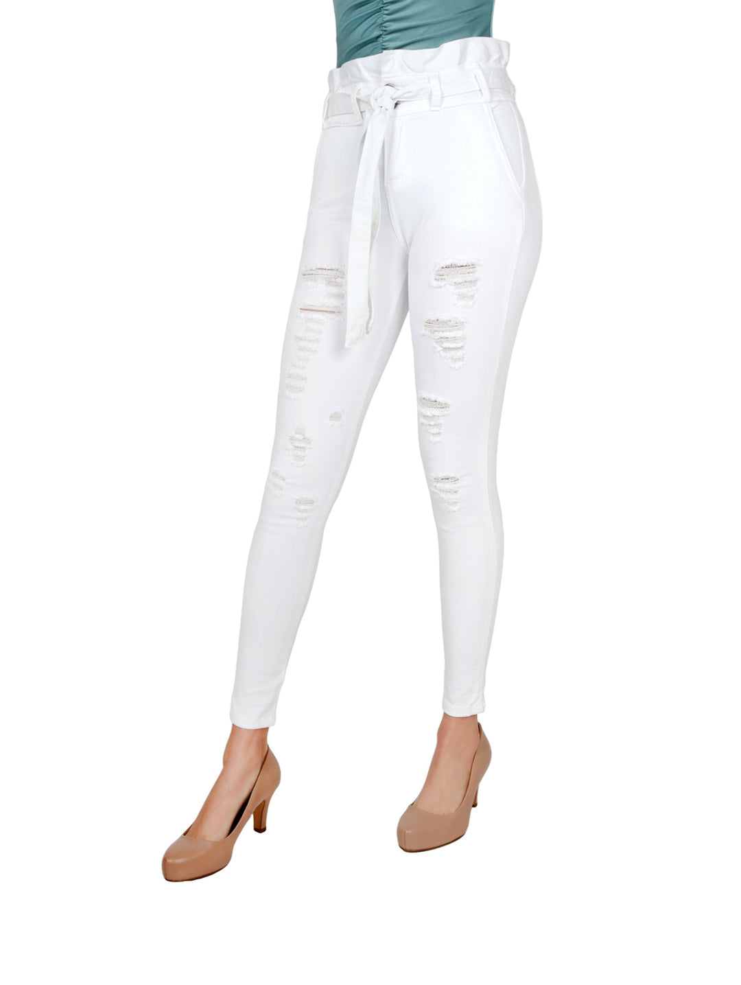 Pantalón blanco ajustado de cintura alta con detalles rotos y cinturón de tela.