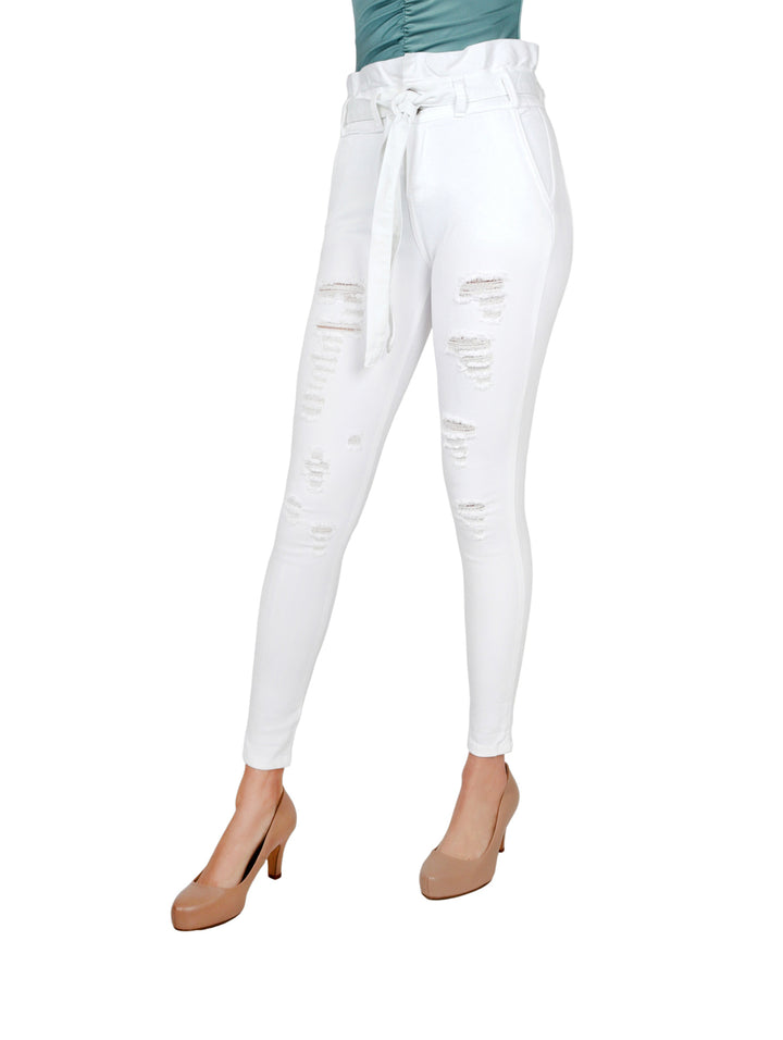 Pantalón blanco ajustado de cintura alta con detalles rotos y cinturón de tela.