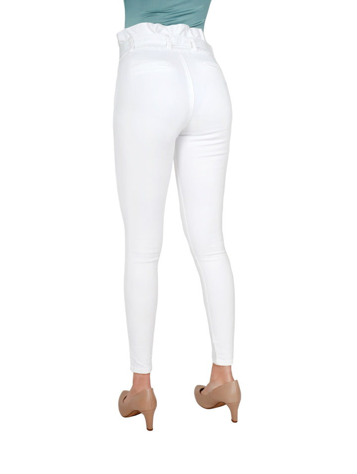 Pantalón blanco ajustado de cintura alta con detalles rotos y cinturón de tela.