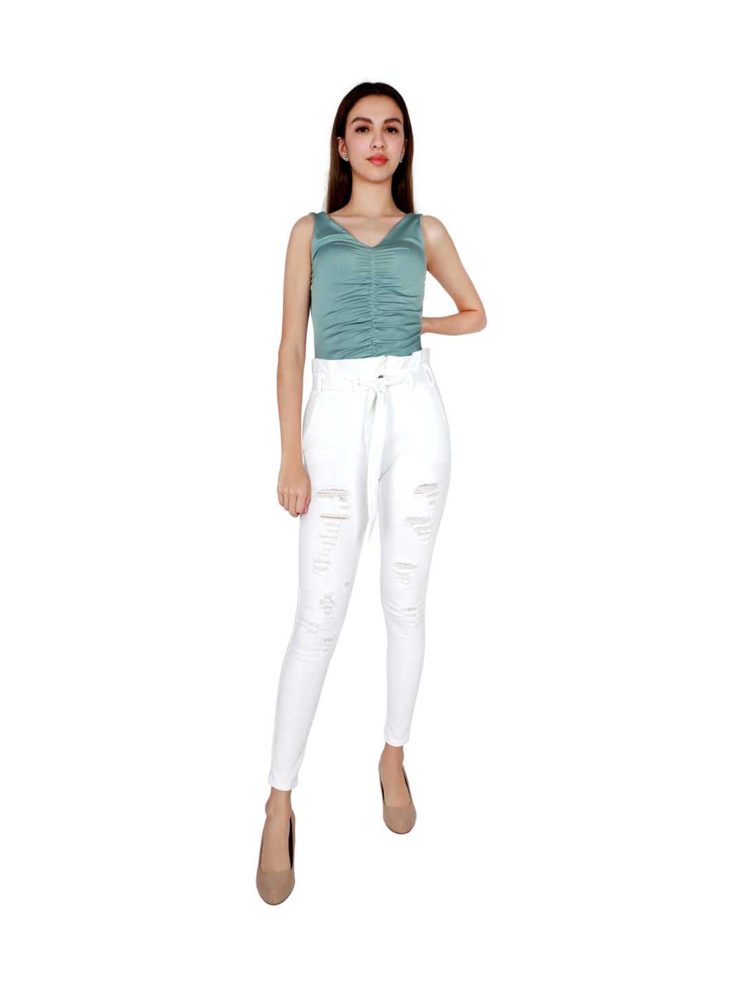 Pantalón blanco ajustado de cintura alta con detalles rotos y cinturón de tela.