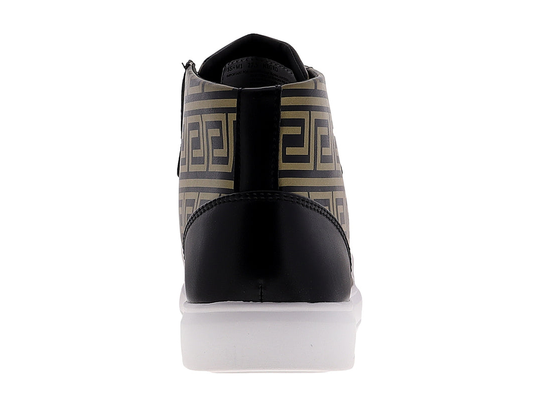 Botín casual para hombre en color negro y dorado con diseño geométrico y suela blanca.