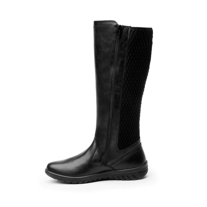 Bota alta de color negro para mujer, marca Flexi, con acabado liso y diseño casual.