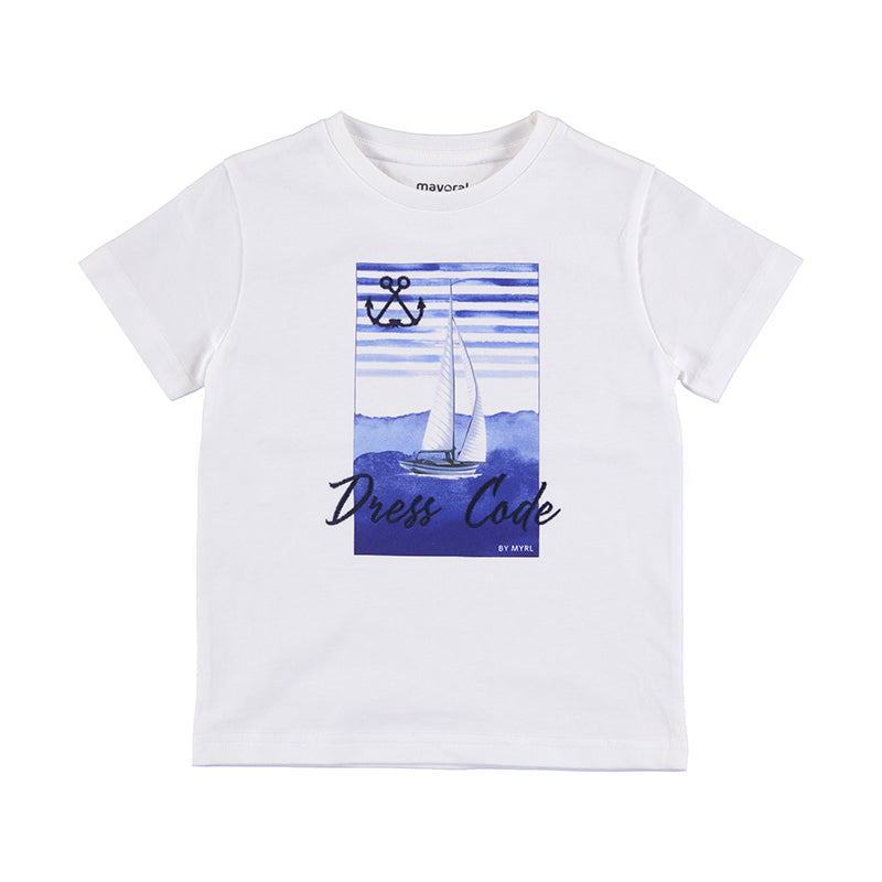 Camiseta blanca de manga corta para niño con estampado azul de un velero y el texto Dress Code.