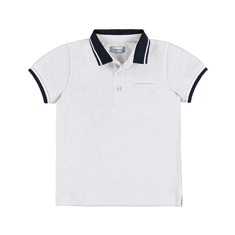 Playera polo blanca para niño con cuello y bordes de mangas en color azul marino.