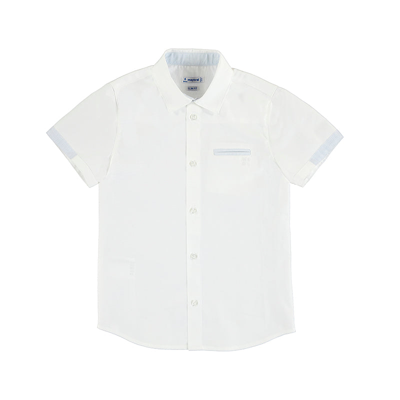 Camisa blanca de manga corta para niño con cuello y botones frontales.