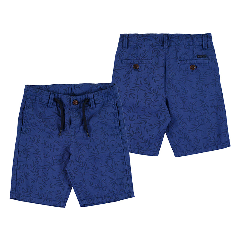 Bermuda azul para niño con estampado floral oscuro, cintura con cordón y bolsillos traseros con botones.