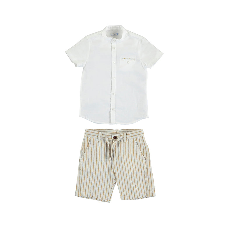 Conjunto de ropa para niño Mayoral con camisa blanca de manga corta y bermuda a rayas color almendra.
