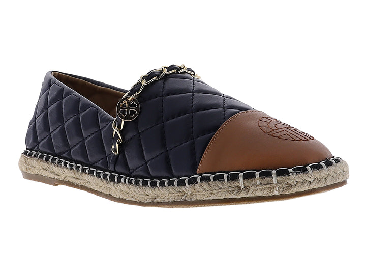 Alpargata azul marino acolchada con punta color camel, cadena dorada decorativa y suela de yute.