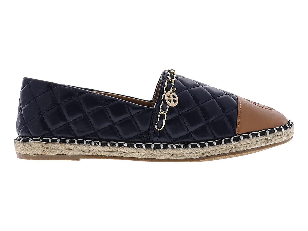 Alpargata azul marino acolchada con punta color camel, cadena dorada decorativa y suela de yute.