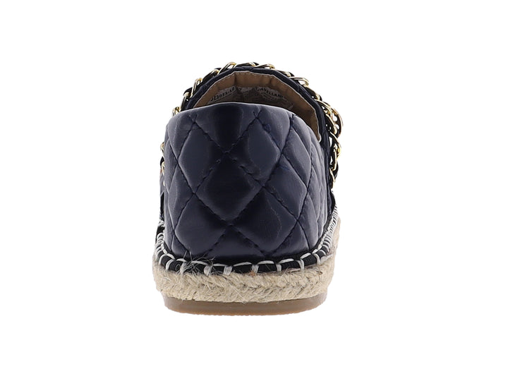 Alpargata azul marino acolchada con punta color camel, cadena dorada decorativa y suela de yute.