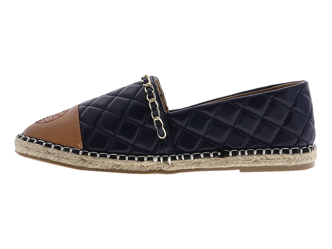 Alpargata azul marino acolchada con punta color camel, cadena dorada decorativa y suela de yute.