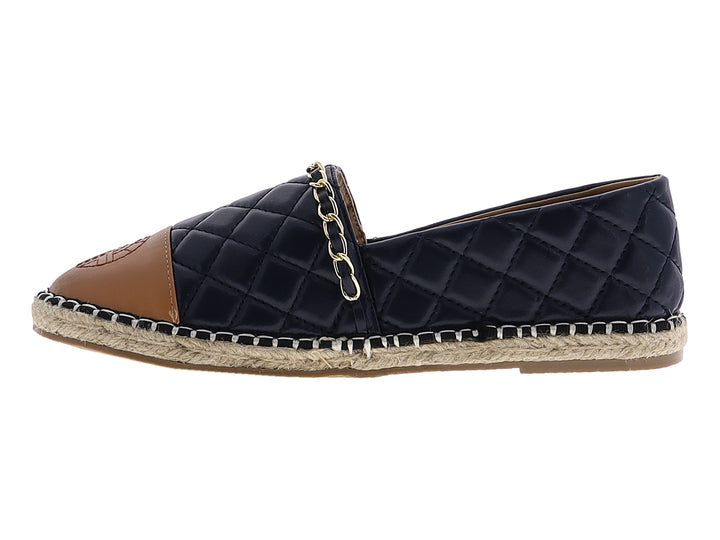 Alpargata azul marino acolchada con punta color camel, cadena dorada decorativa y suela de yute.