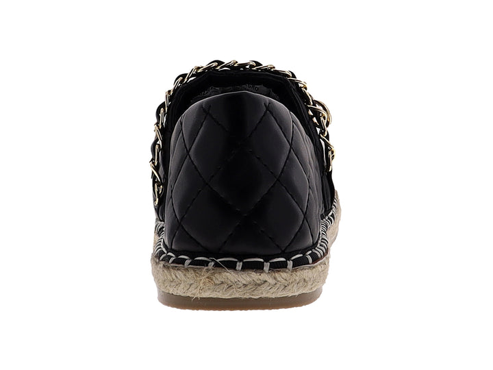 Alpargata negra para mujer con acabado acolchado, detalle de cadena dorada y suela de yute.