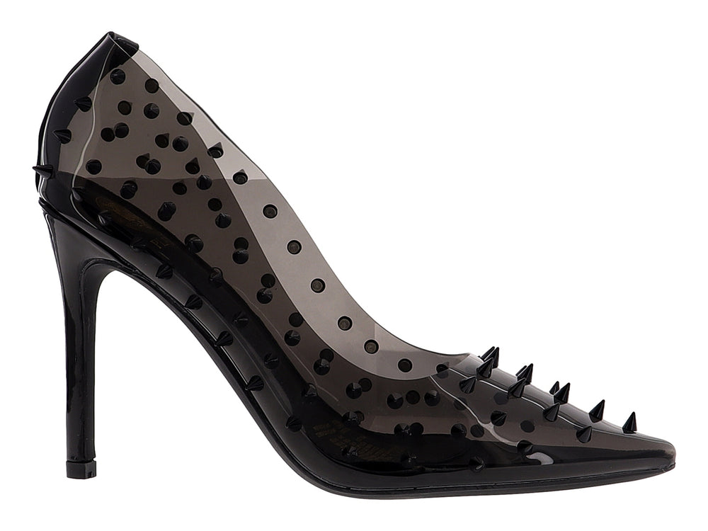 Zapatilla de tacón alto color negro transparente con tachuelas puntiagudas.