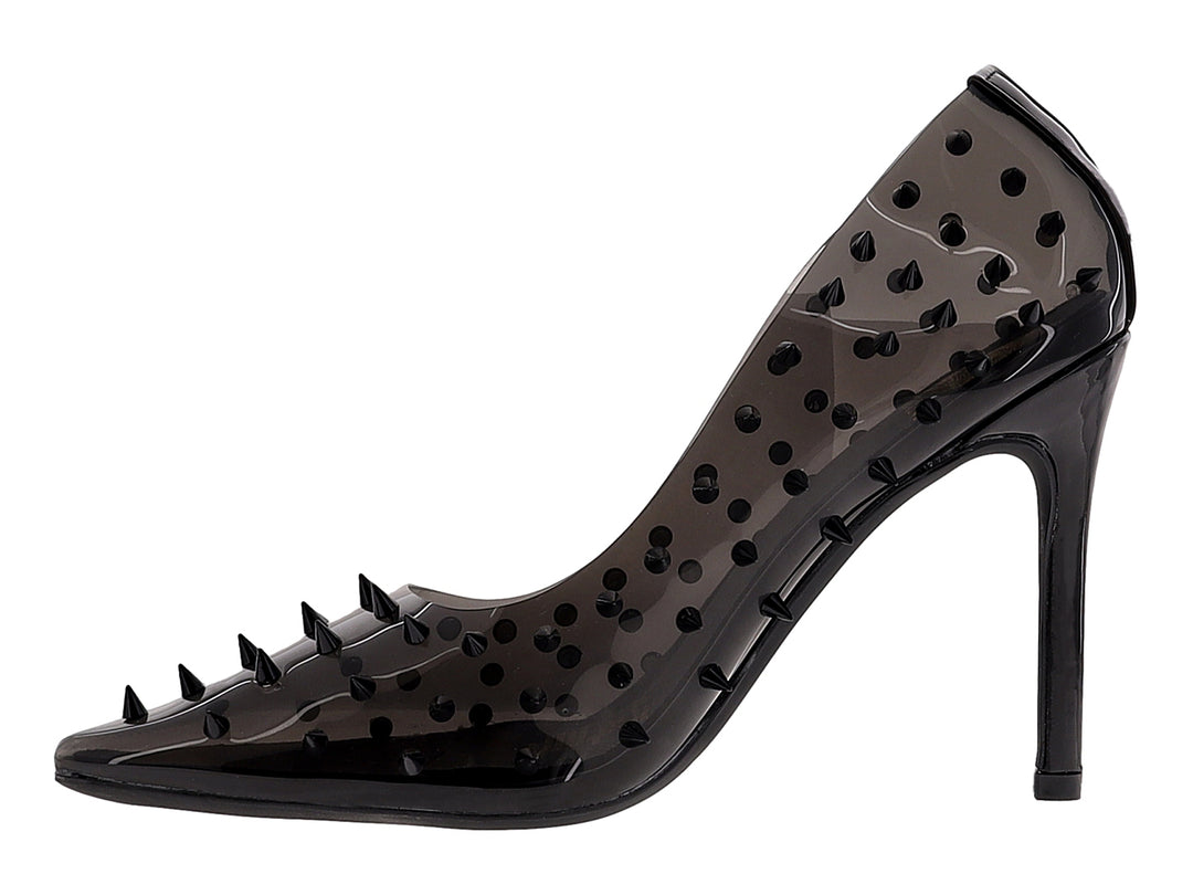 Zapatilla de tacón alto color negro transparente con tachuelas puntiagudas.