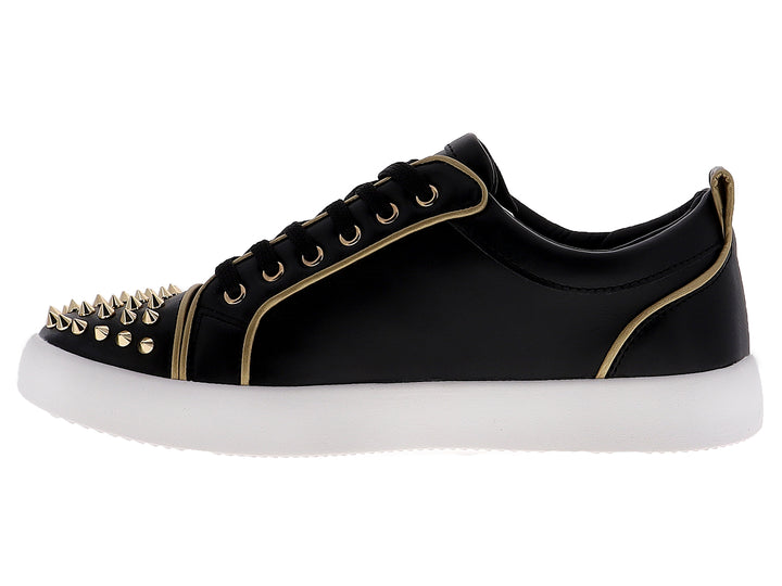Tenis negros para hombre con tachuelas doradas en la punta y suela blanca.