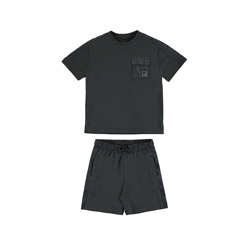 Conjunto de ropa infantil Mayoral compuesto por camiseta y pantalón corto en color gris oscuro.