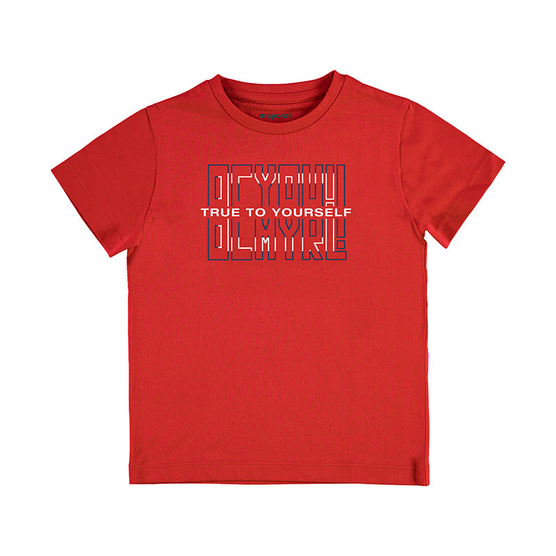Playera roja de manga corta para niño con estampado gráfico en el pecho.
