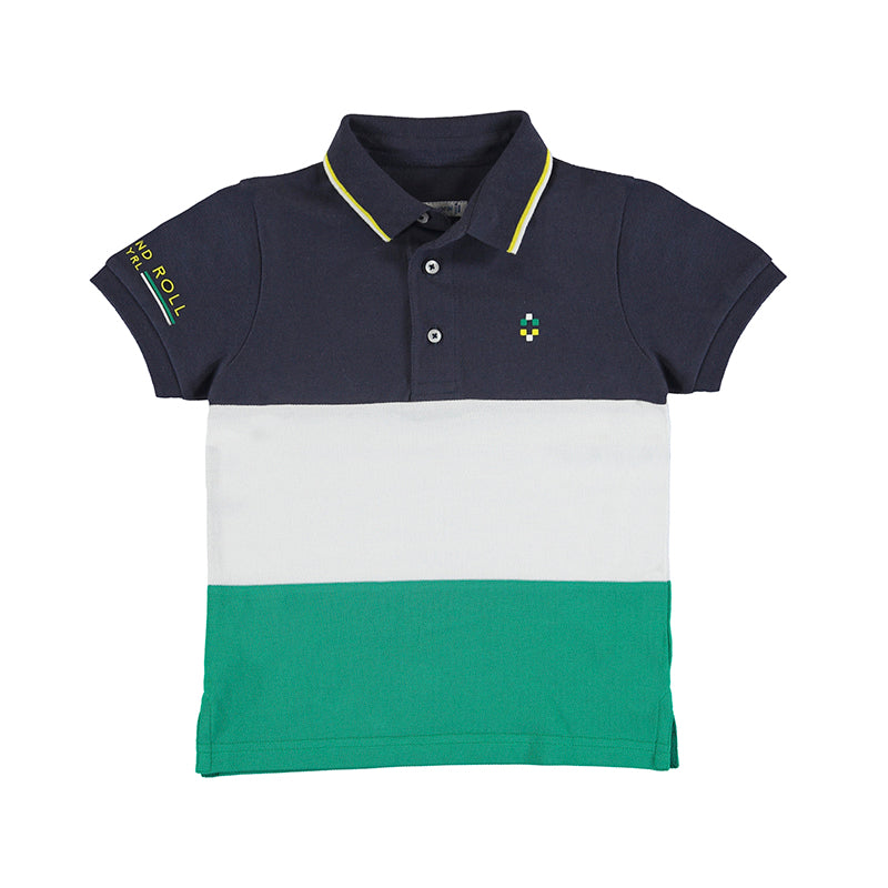 Polo para niño Mayoral con diseño de bloques de color azul marino, blanco y verde.