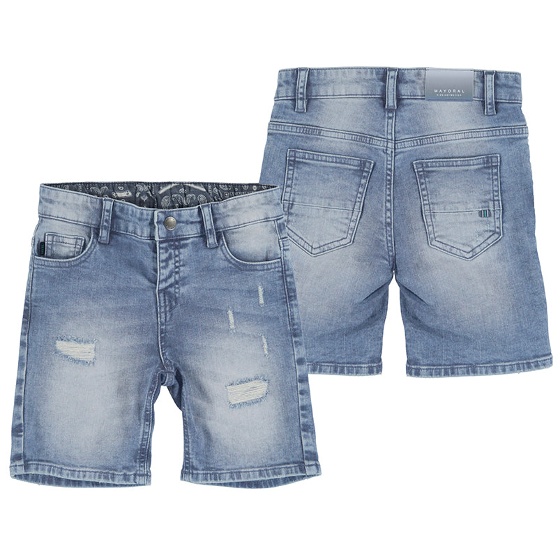 Bermuda de mezclilla azul claro para niño con detalles desgastados y bolsillos.