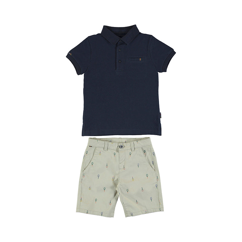 Conjunto para niño con polo azul marino y bermudas color piedra con pequeños estampados