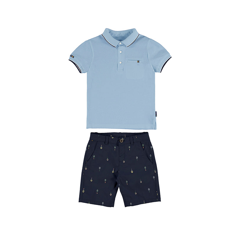 Conjunto de ropa para niño con polo azul claro y bermuda azul marino con estampados.