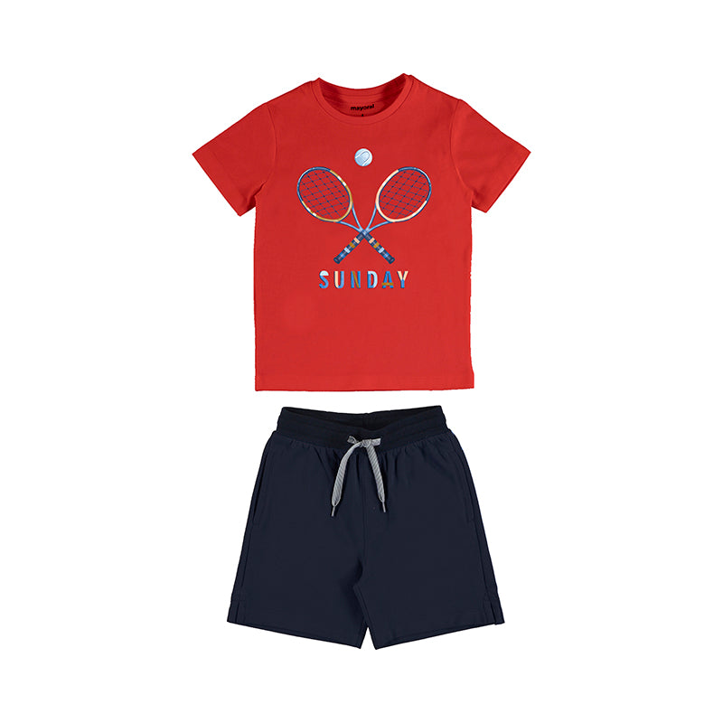 Conjunto para Niño de camiseta roja con estampado de tenis y pantalón corto color marino.
