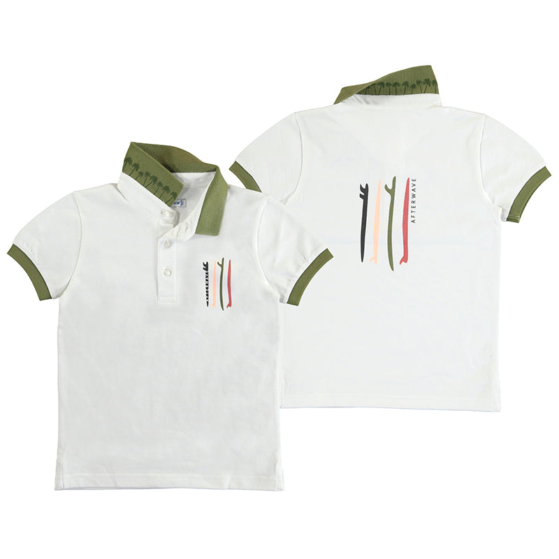 Playera polo blanca para niño con cuello y bordes de mangas en verde oliva y detalles estampados.