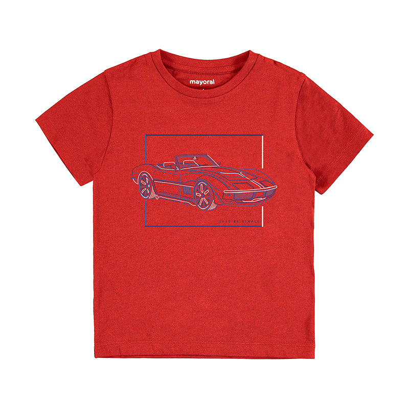 Playera roja de manga corta para niño con dibujo lineal de un coche deportivo en color azul.