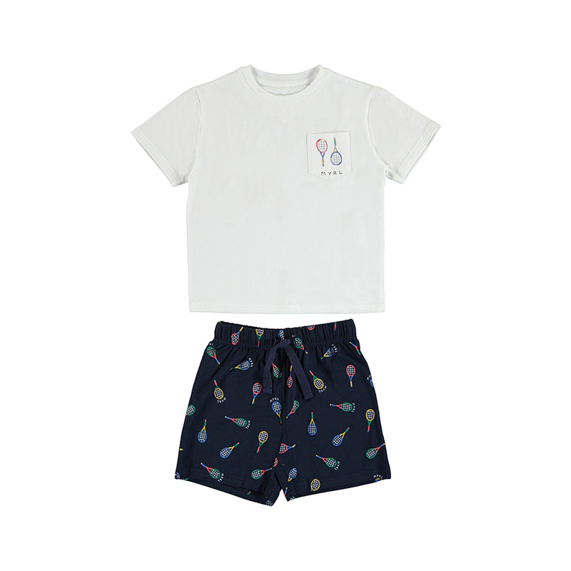 Pijama Mayoral compuesta por camiseta blanca y shorts azul marino con estampado de raquetas de tenis.