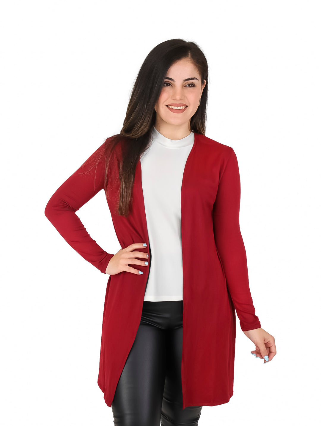 Mujer vistiendo un cardigan largo color vino abierto sobre una blusa blanca y pantalones negros.