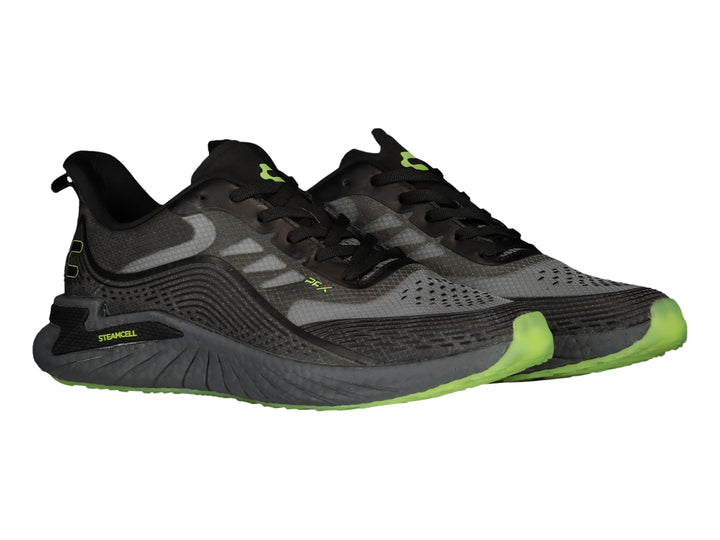 Tenis deportivos Charly color negro con detalles en verde lima y suela texturizada.