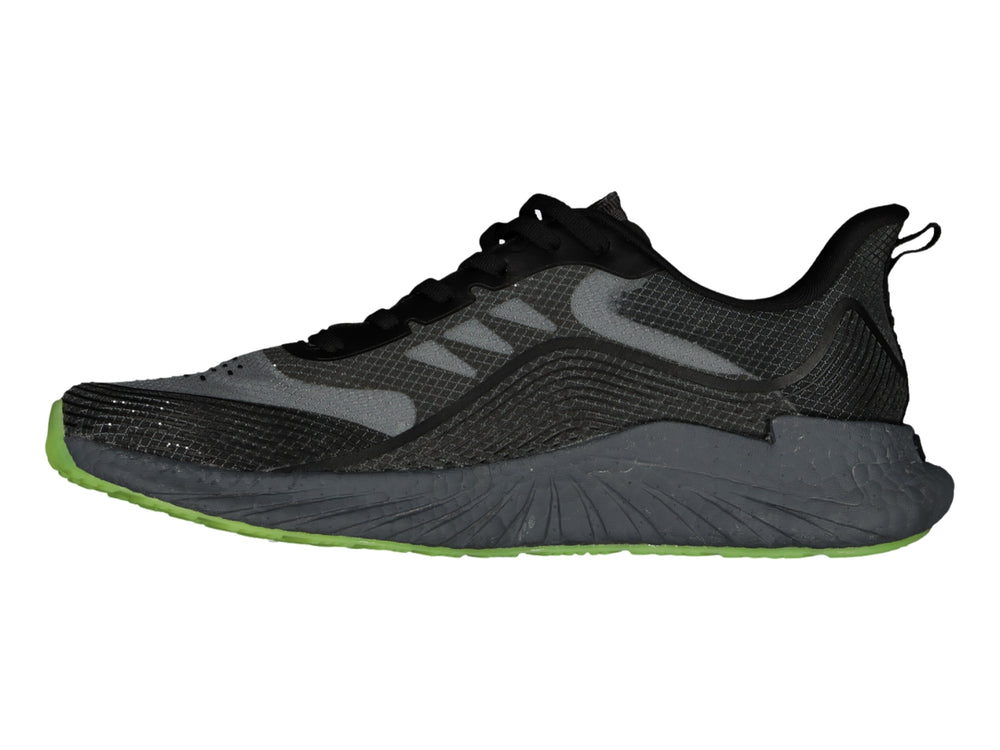 Tenis deportivos Charly color negro con detalles en verde lima y suela texturizada.
