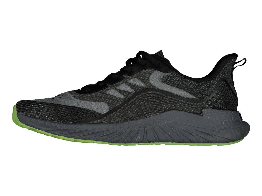 Tenis deportivos Charly color negro con detalles en verde lima y suela texturizada.
