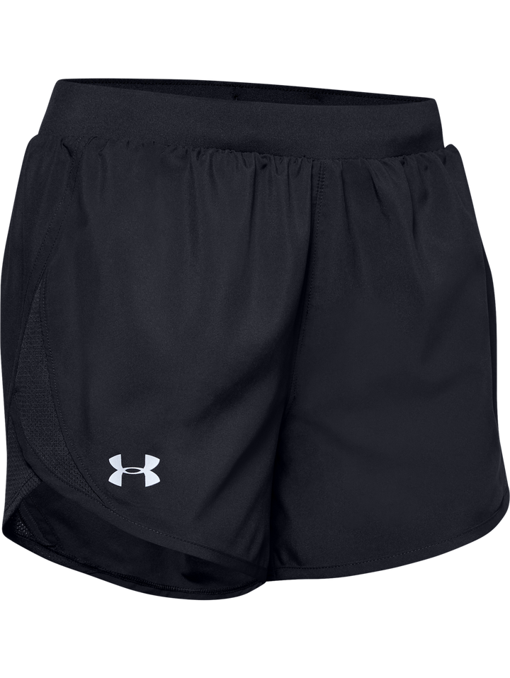 Mujer vistiendo shorts deportivos Under Armour color negro con logo blanco en la pierna derecha.