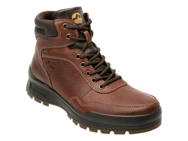 Bota de cuero color brandy con suela negra robusta y cordones.