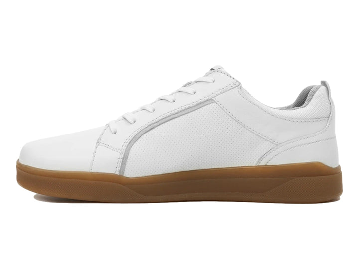 Tenis Flexi Bragi para hombre color blanco con suela café y detalles perforados.