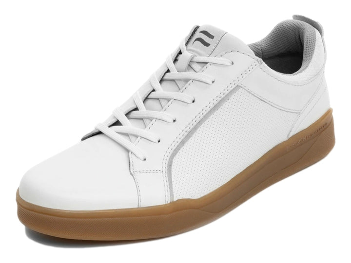 Tenis Flexi Bragi para hombre color blanco con suela café y detalles perforados.