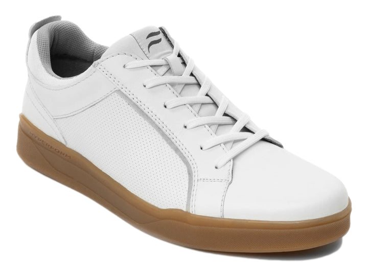 Tenis Flexi Bragi para hombre color blanco con suela café y detalles perforados.