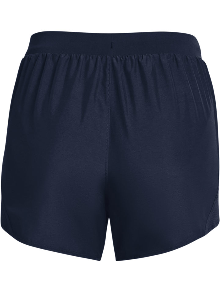 Mujer vistiendo shorts deportivos Under Armour color azul marino con cintura elástica.