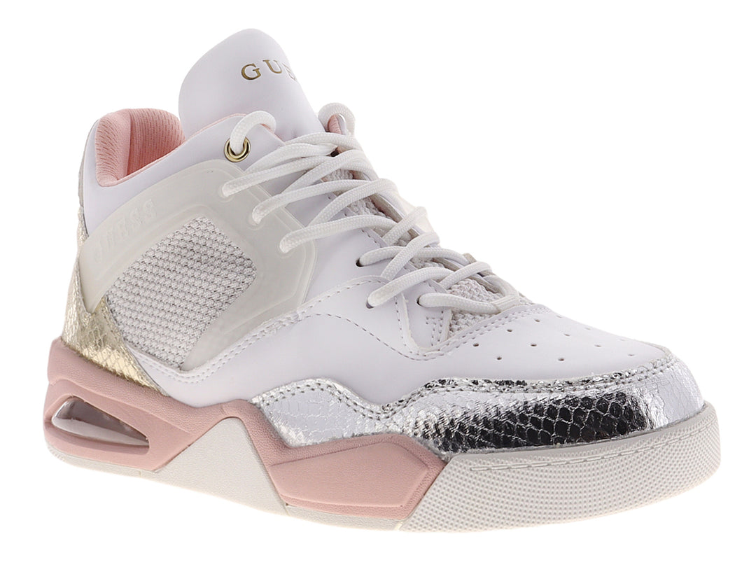 Tenis Guess blancos con detalles plateados brillantes y suela en tono rosa pálido.